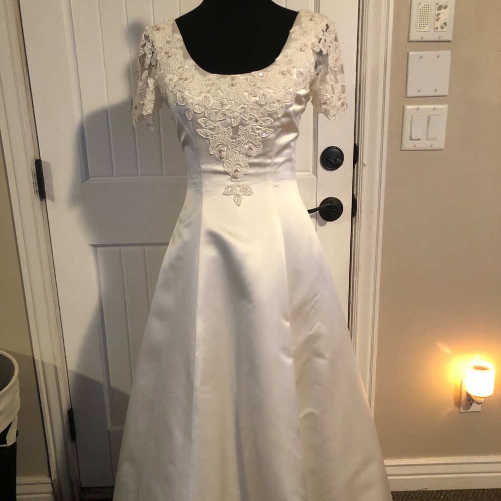 Wedding dress, new and beautiful